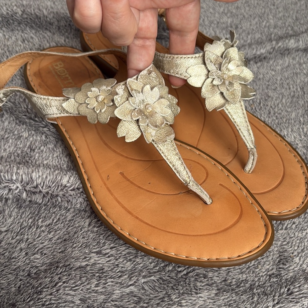 Born Women's Sandals golf holly flower leather Accents - gold Cream and Tan
